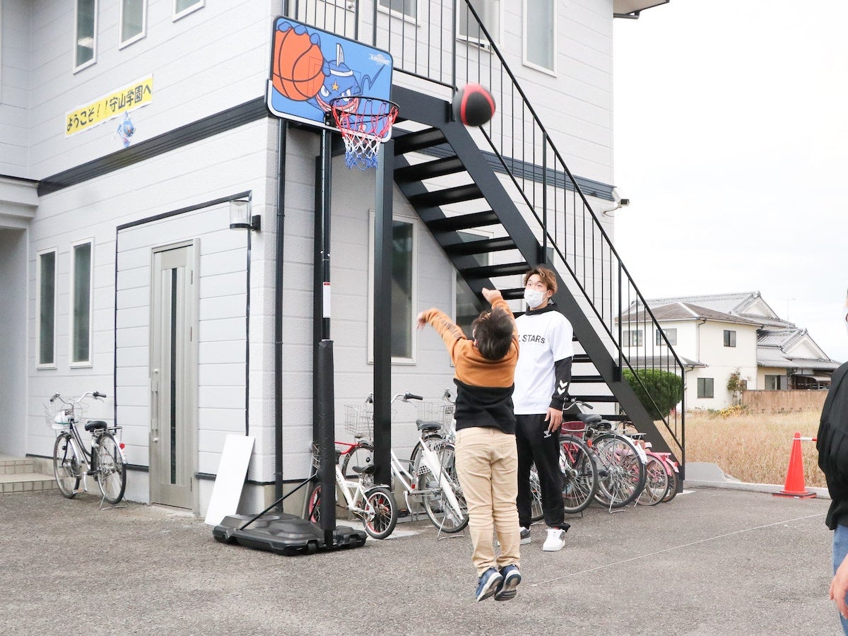 【L-STARs】児童養護施設 守山学園へバスケットボールゴールを寄贈