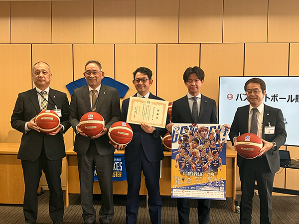 【SDGs】長浜市の小学校へバスケットボールを寄贈しました