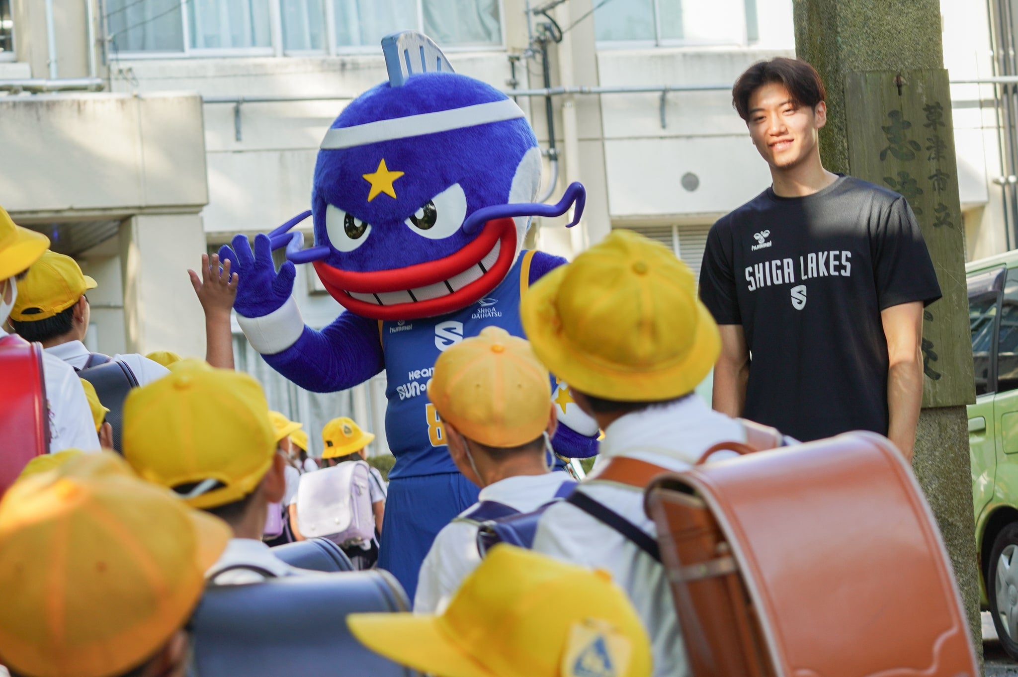草津市の小学校始業式で選手が「朝の挨拶運動」実施