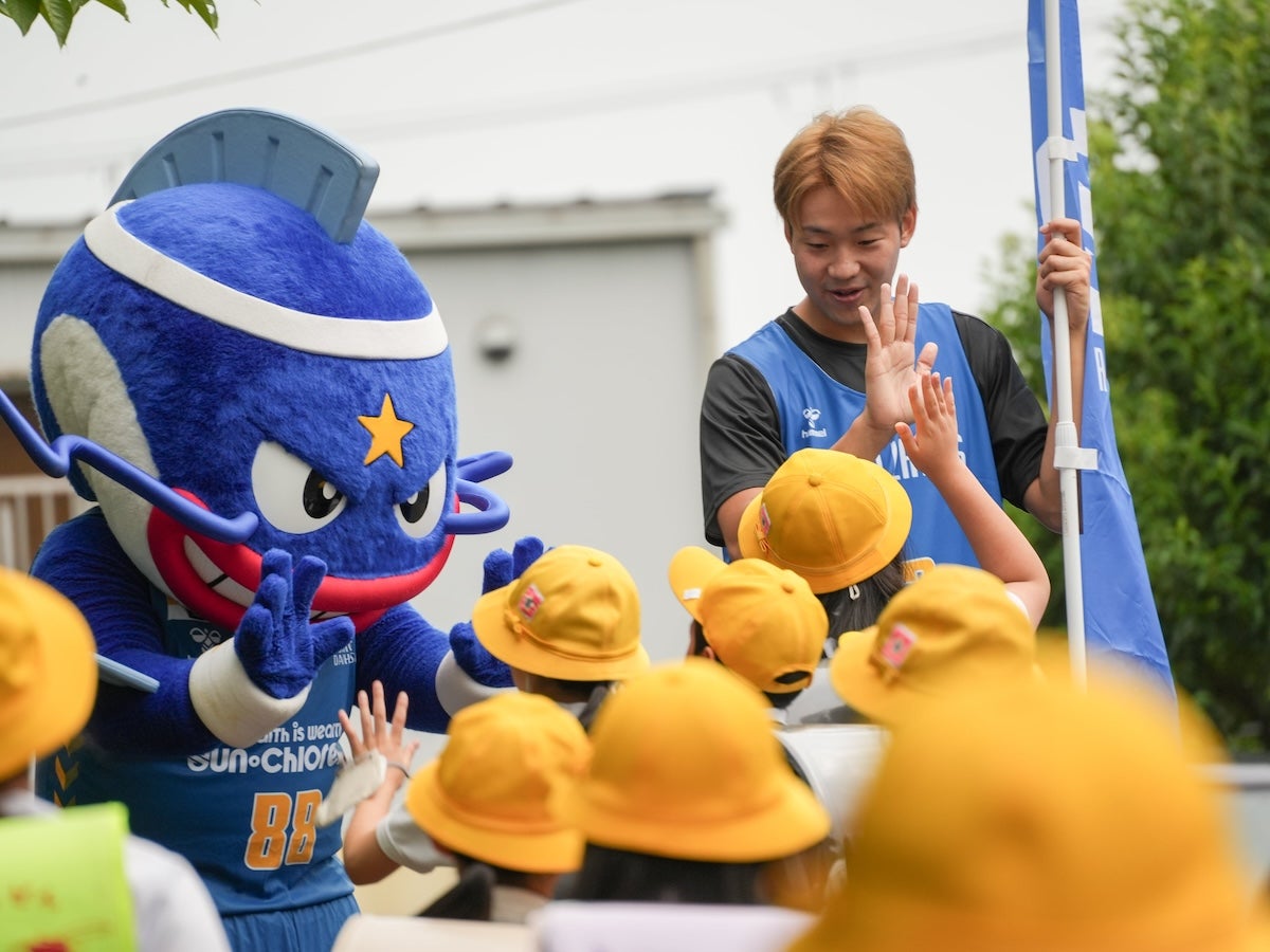 大津市の小学校始業式で選手が「朝の挨拶運動」実施