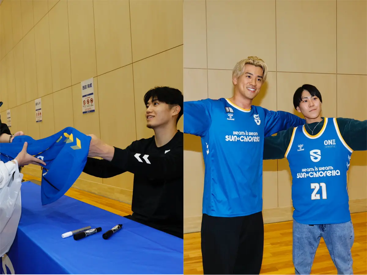 サインをする選手の写真