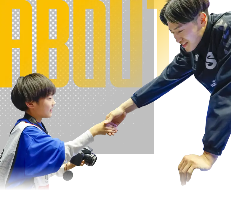 選手と子供が握手をしている写真