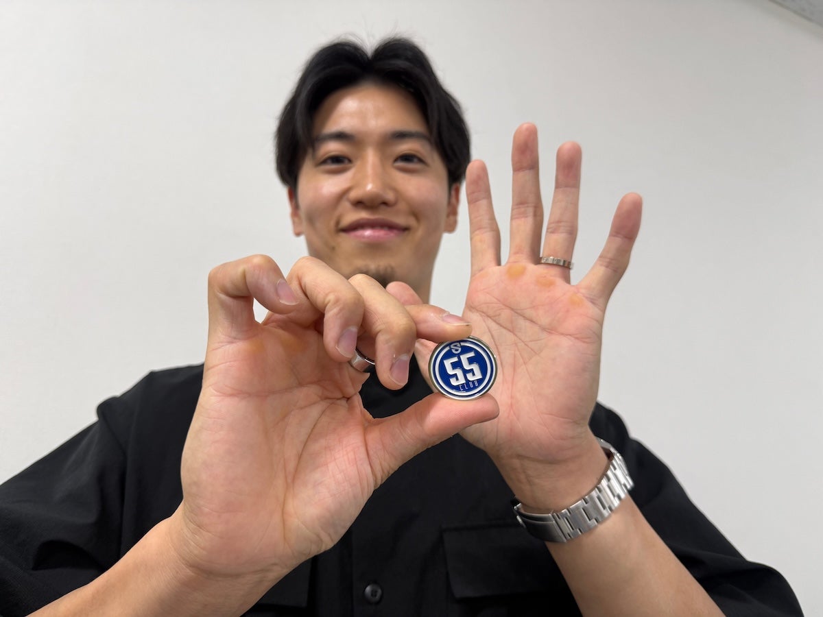 #55 ピンバッジ 選手着用 使用イメージ