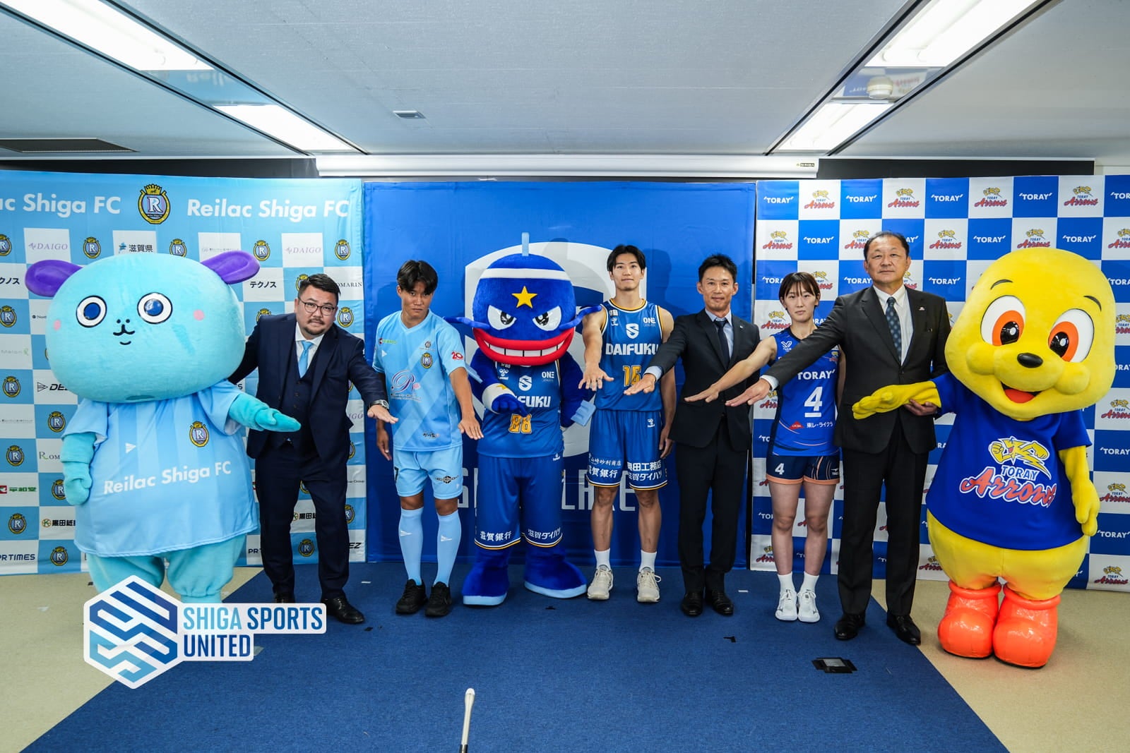 記者会見に登壇したメンバーの集合写真