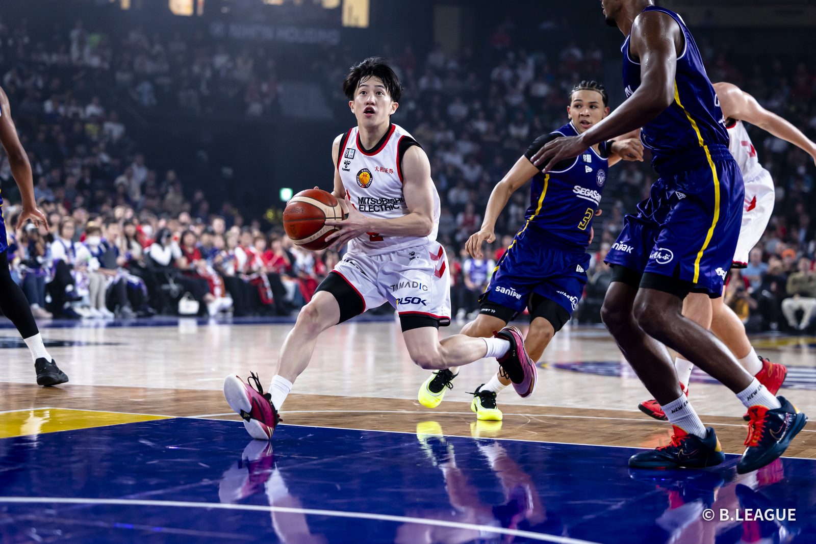 名古屋ダイヤモンドドルフィンズの齋藤拓実選手がドリブルでゴールへ向かう場面